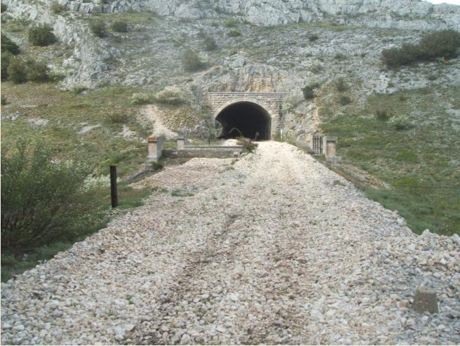 Km 271.418 - Paso inferior y túnel del SM próximos a Peñahorada.JPG